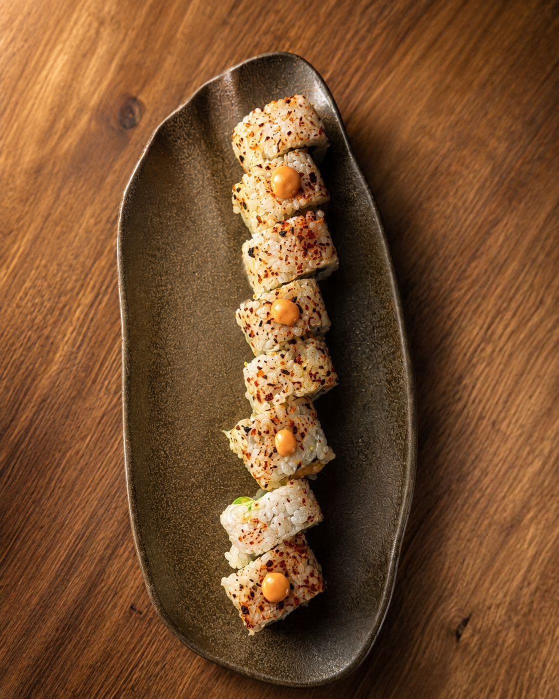 Pürmüzlü, üzeri spicy mayo damlalı roll dilimleri