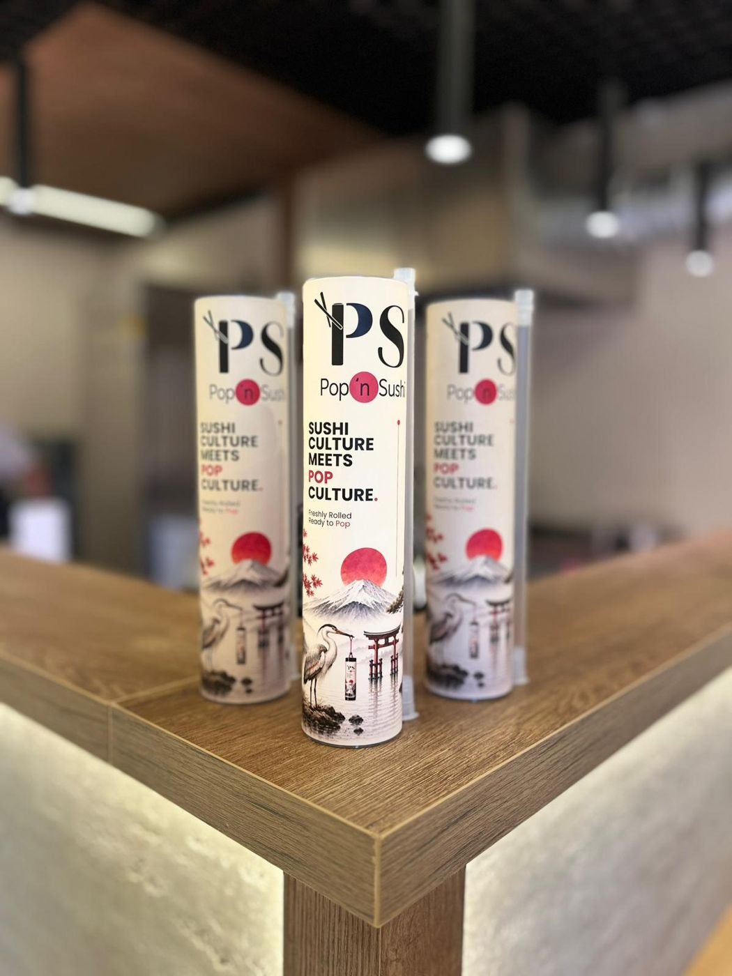 Tezgâhın üzerinde üç adet Pop 'n Sushi tüpü